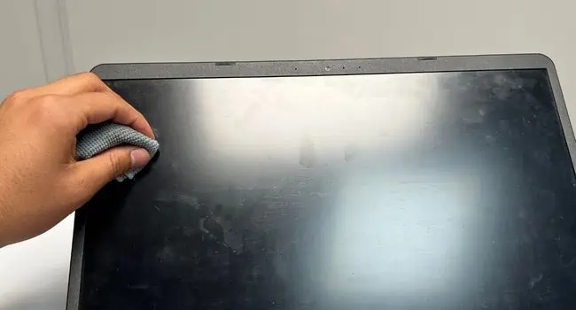 How to Clean a Laptop: Comprehensive Guide 91 wipe-laptop-lcd-screen-using-microfiber-cloth