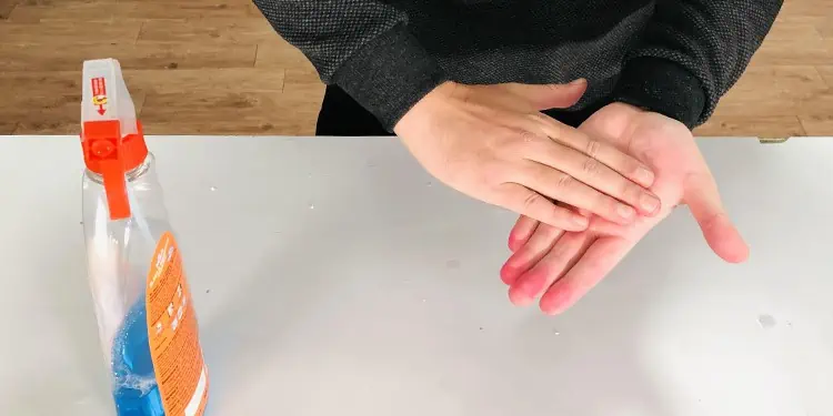 clean-hands-with-glass-cleaner