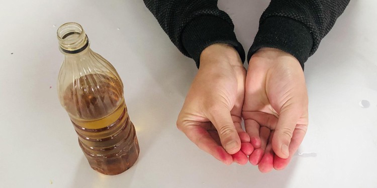 clean-hands-with-turpentine-oil