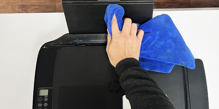 clean-input-tray-of-printer