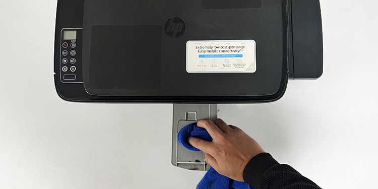 clean-output-tray-of-printer