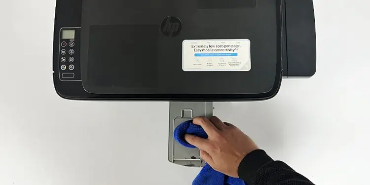 clean-output-tray-of-printer