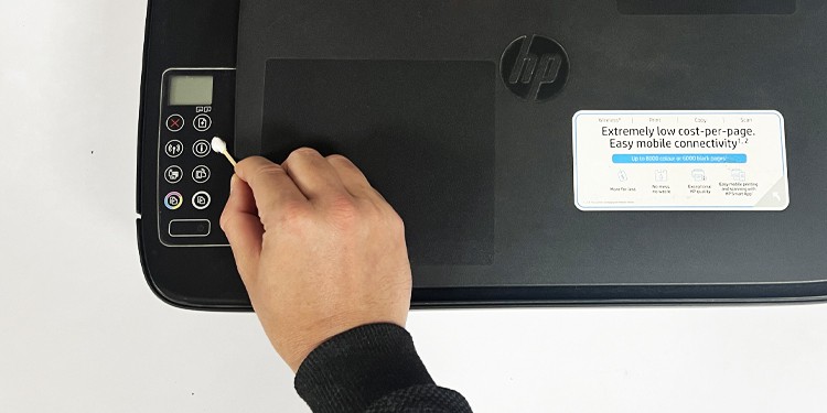 cleaning-the-buttons-of-printer