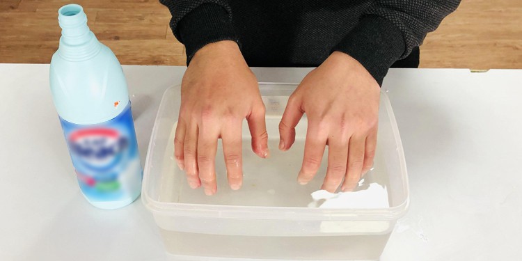 dipping-hands-in-bleach-water