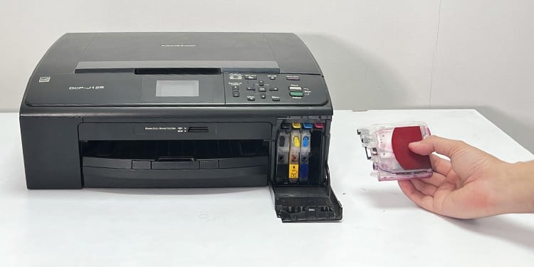 insert-new-cartridge-in-printer