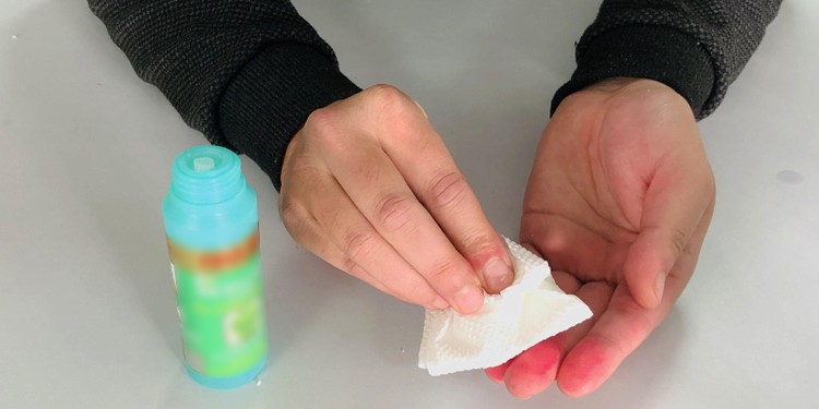 nail-polish-remover-cleaning-hands