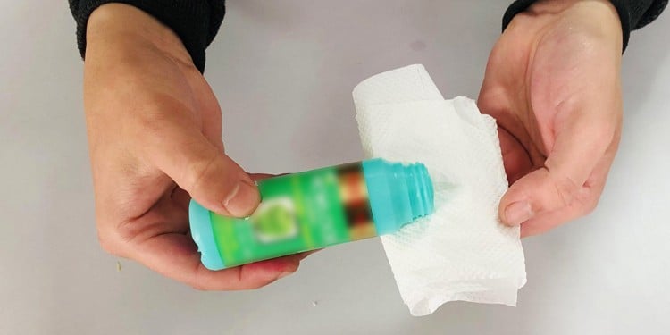 nail-polish-remover-soaking-paper-towel
