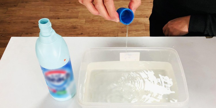 pouring-bleach-in-water