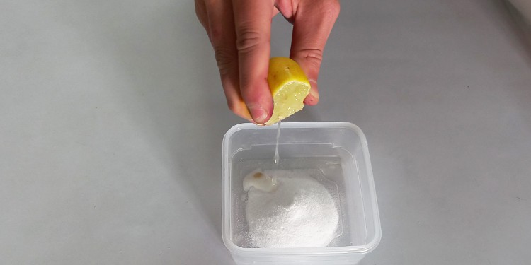 squeezing-lemon-in-baking-soda