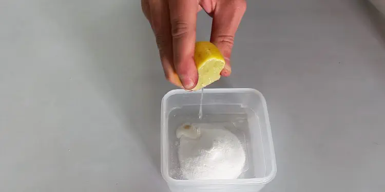 squeezing-lemon-in-baking-soda