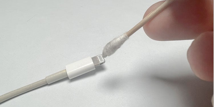 clean lightning cable