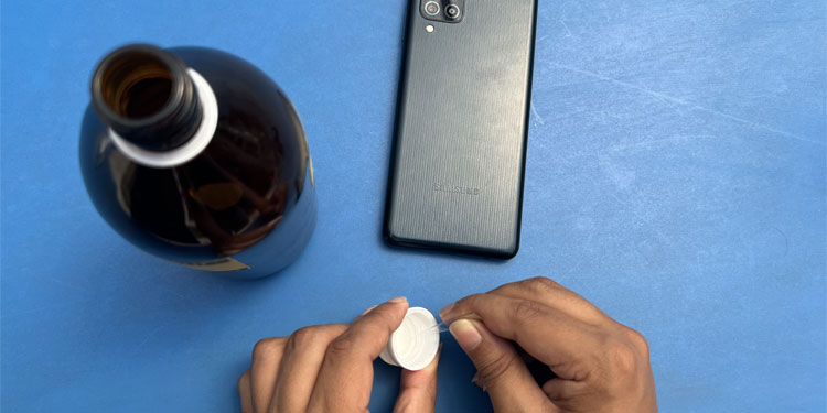 How to Clean USB-C Port Safely 7 clean-usb-c-with-solvent