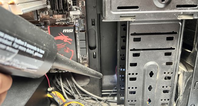 cleaning pc dust using duster