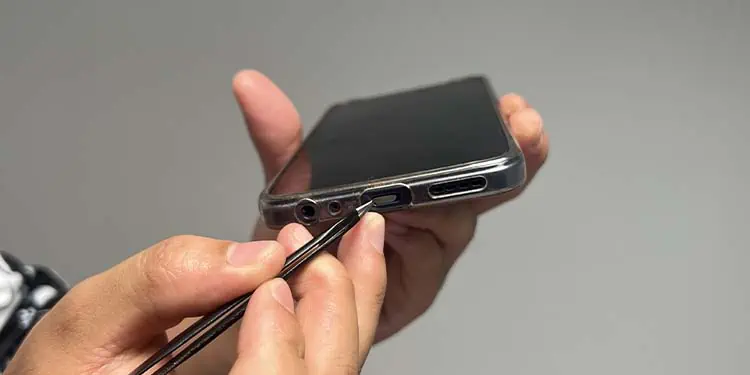 picking-stuck-rice-out-from-charging-port