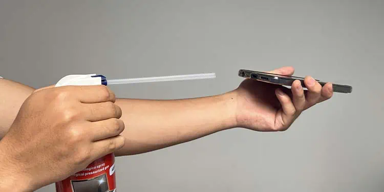 spraying-compressed-air-in-charging-port-1