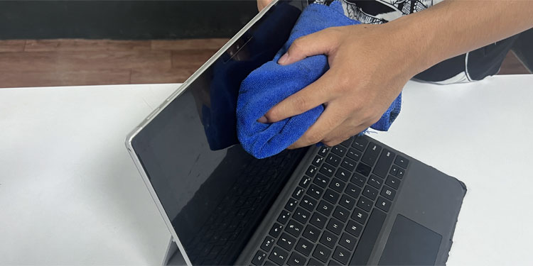 Surface Touch Screen Not Working? Try These 7 Fixes 2 surface-clean-screen