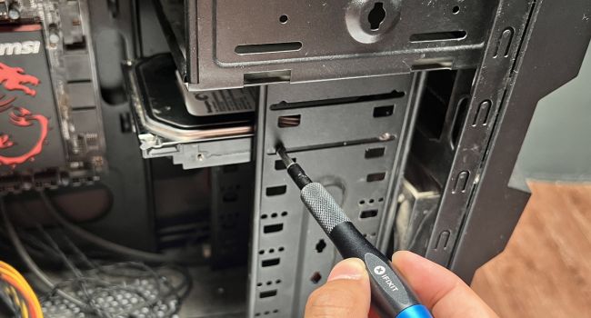 untighten hard drive screws