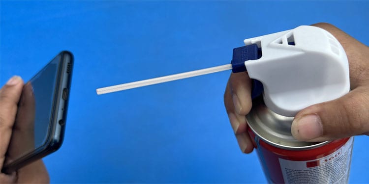 How to Clean USB-C Port Safely 5 use-aerosol-spray-air-can-usb-c-mobile
