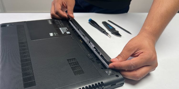 How to Remove a Laptop Battery