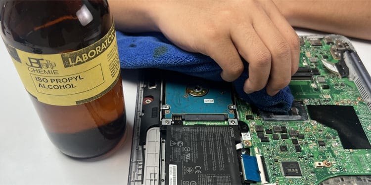clean-laptop-cpu-thermal-paste-isopropyl-alcohol