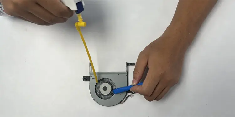 How to Clean a Laptop Fan (Step-by-Step Guide) 12 clean-laptop-fan-compressed-air-disconnect