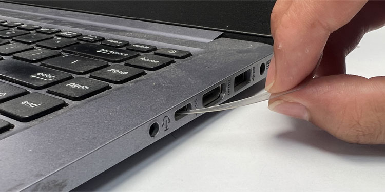 clean-usb-c-laptop-with-plastic-pick
