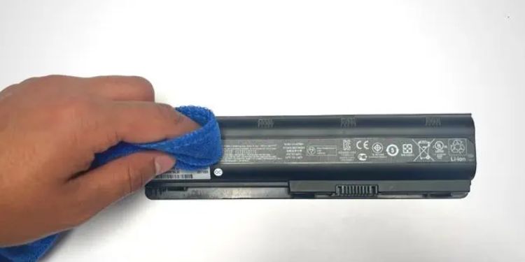 cleaning laptop external battery