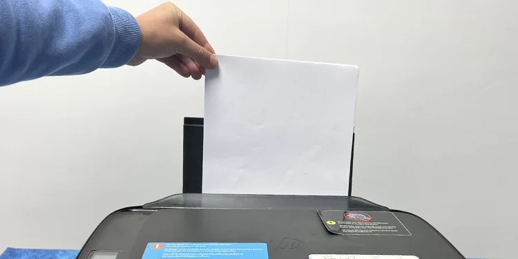 inserting-paper-in-paper-tray