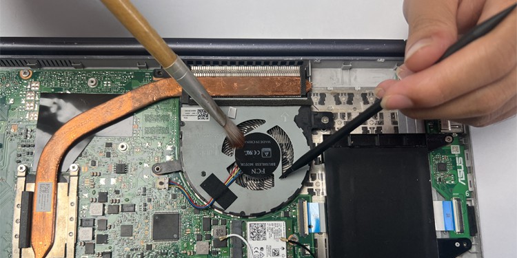 laptop-fan-brush-clean