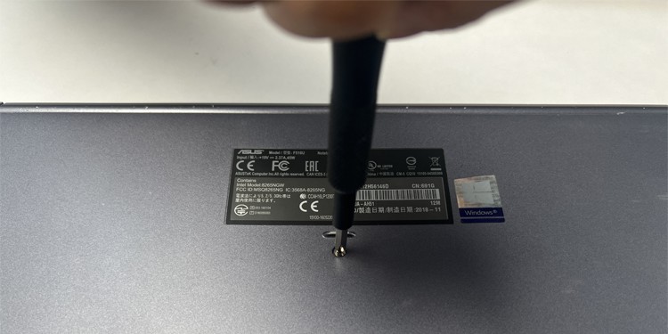 laptop-unscrew-back-panel
