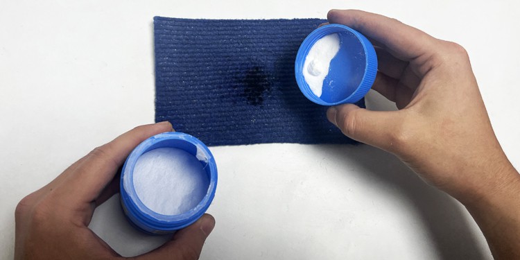 put-baking-soda-in-carpet