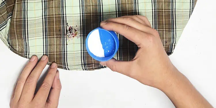 put-baking-soda-in-clothes
