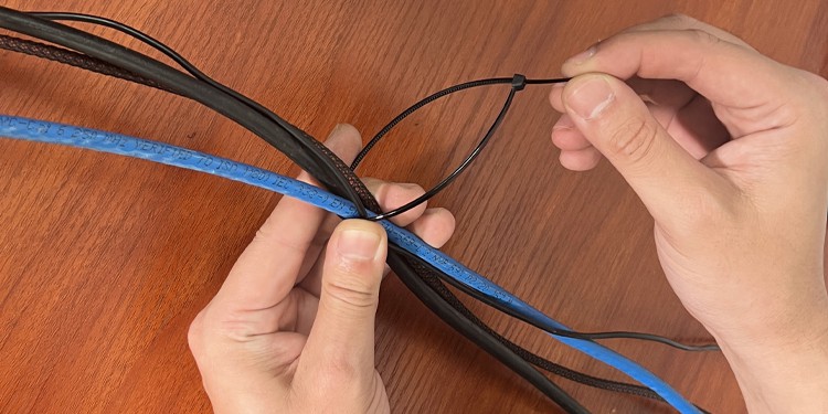 8 Cable Management Tips for Tidiest Setup 5 use-zip-tie-for-cable-management