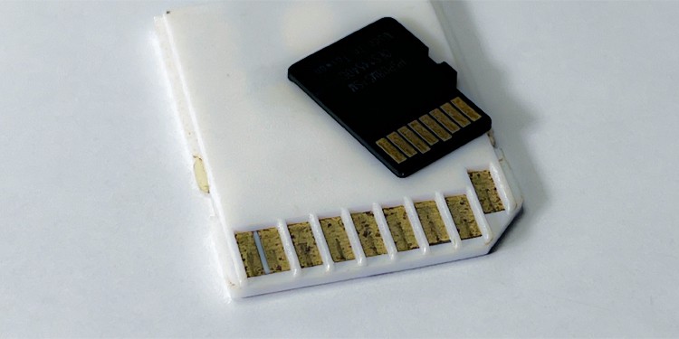 How to Check SD Card Health on Windows 2 sd-card-contacts-damage