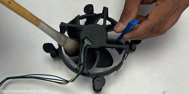 clean-fan-blades-brush-hold