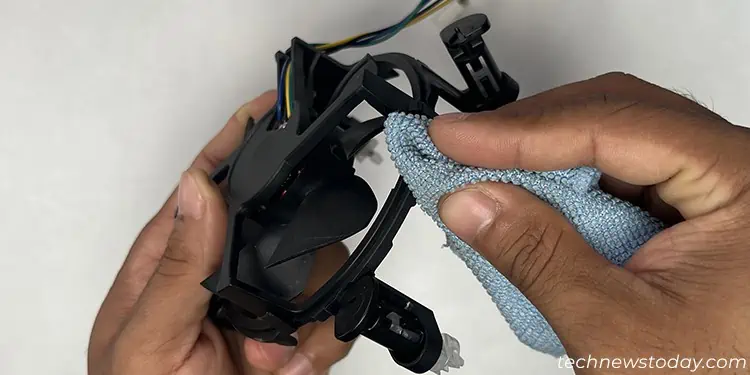 How to Clean CPU Cooler 17 clean-fan-housing-microfiber-cloth