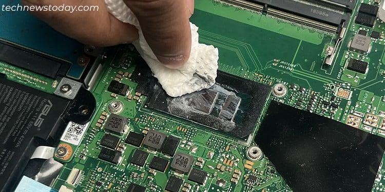 clean-thermal-paste-laptop
