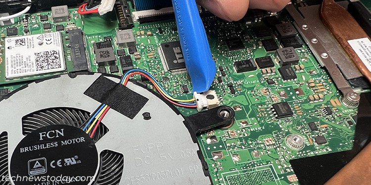 disconnect-fan-cable-laptop