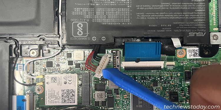 disconnect-internal-laptop-battery