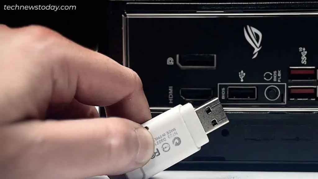 inserting-flash-drive-into-bios-port-1024x576
