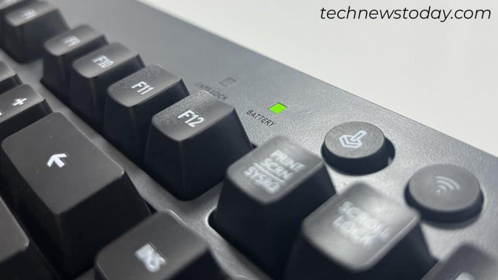 Keyboard Not Connecting? Here's How to Fix It 3 battery-indicator-on-wireless-keyboard