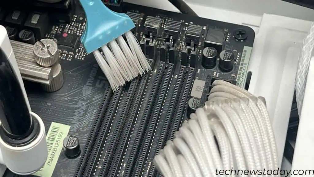clean-slot-using-soft-brush-1024x576
