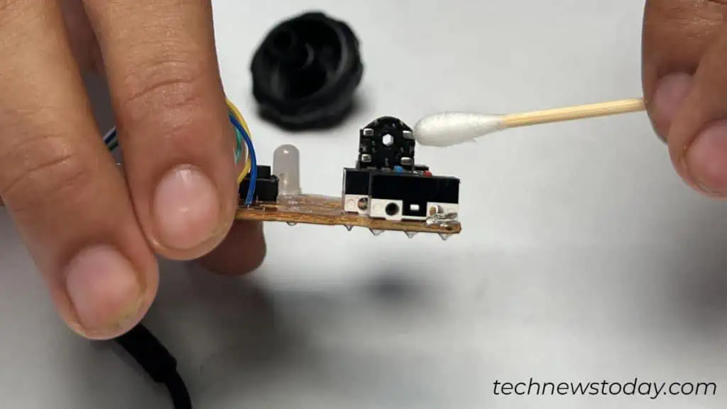 clean-the-encoder-switch-on-mouse-board-1024x576