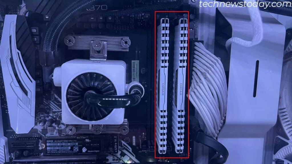 How to Clean RAM? Step-By-Step Guide 3 memory module on motherboard