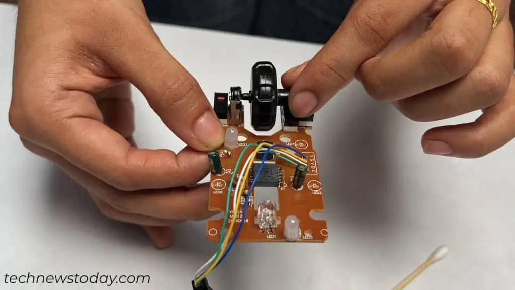 reinsert-the-scroll-wheel-in-mouse-board-1024x576