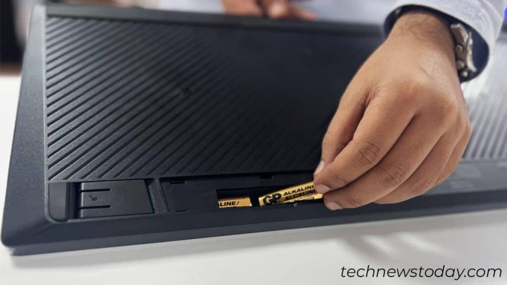 Keyboard Not Connecting? Here's How to Fix It 4 replace-batteries-in-wireless-keyboard