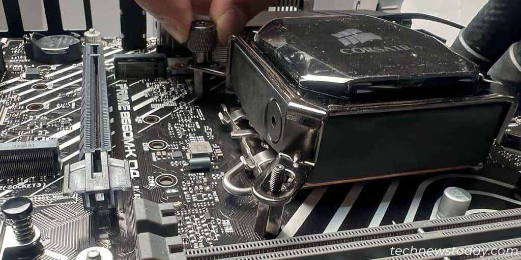 How to Remove a CPU Cooler from Motherboard The Right Way 9 unscrew-aio-pump-mounting-bracket