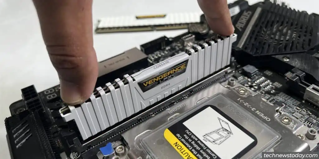 install-corsair-ram-module-1024x512