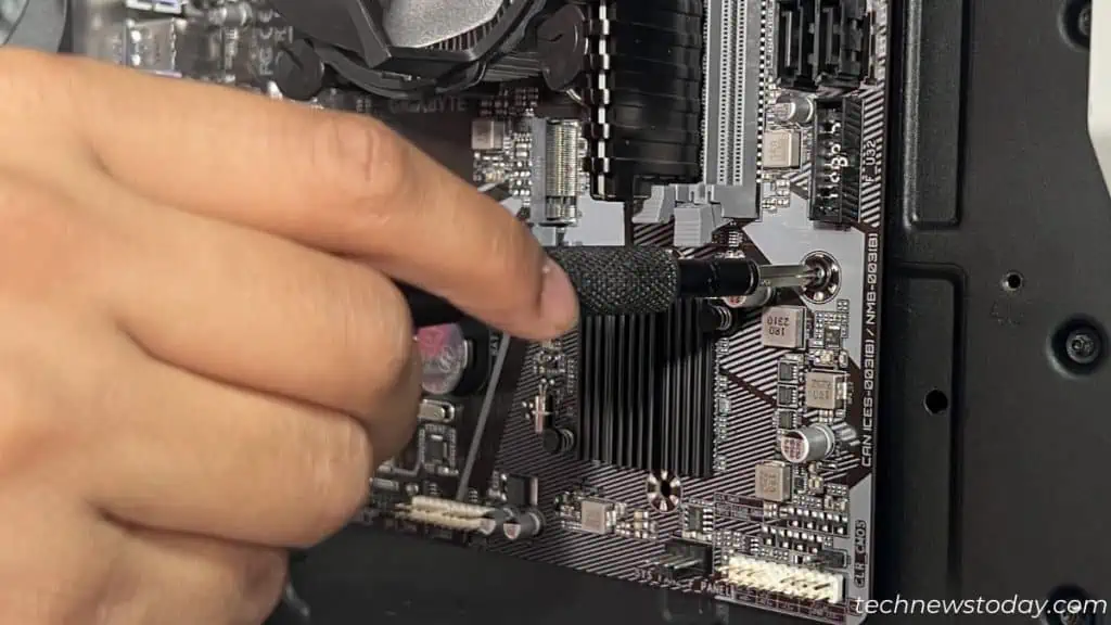 motherboard-screw-fitting-1024x576
