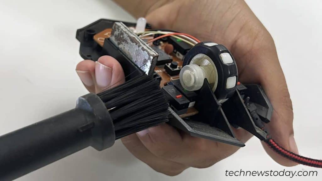 How To Clean A Mouse (Quick And Easy)